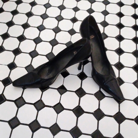 Stuart Weitzman Black Heals - Picture 1 of 3
